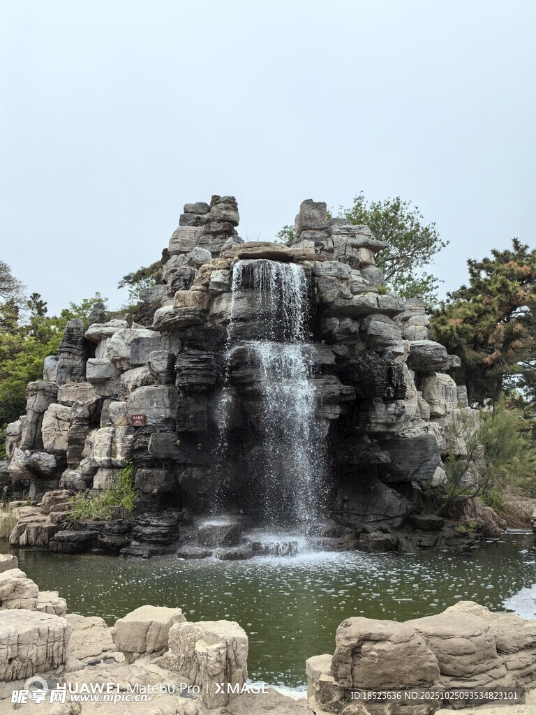 假山瀑布景观摄影图